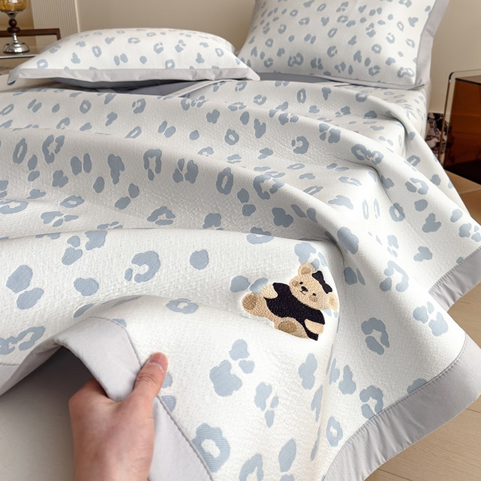 91家纺网 家纺一手货源 找家纺 莱家富 2026A类母婴级凉感冰豆豆小熊刺绣凉感值过0.21冰丝席凉席（床笠款） 小熊豹豹-浅蓝