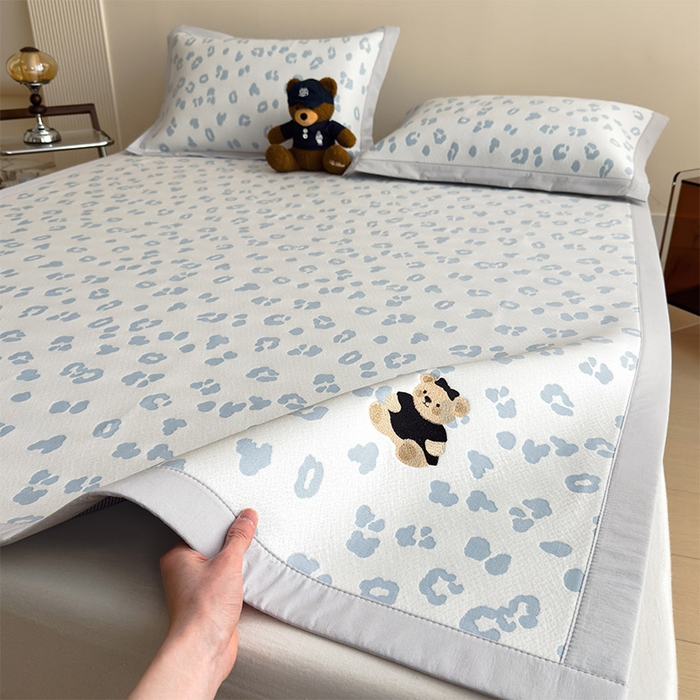 91家纺网 家纺一手货源 找家纺 莱家富 2026A类母婴级凉感冰豆豆小熊刺绣凉感值过0.21冰丝席凉席（床笠款） 小熊豹豹-浅蓝