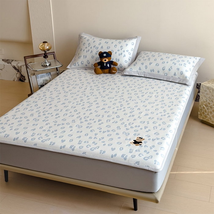 91家纺网 家纺一手货源 找家纺 莱家富 2026A类母婴级凉感冰豆豆小熊刺绣凉感值过0.21冰丝席凉席（床笠款） 小熊豹豹-浅蓝