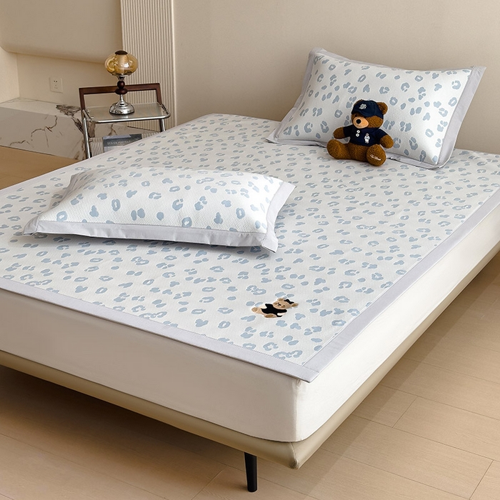 91家纺网 家纺一手货源 找家纺 莱家富 2026A类母婴级凉感冰豆豆小熊刺绣凉感值过0.21冰丝席凉席（床笠款） 小熊豹豹-浅蓝