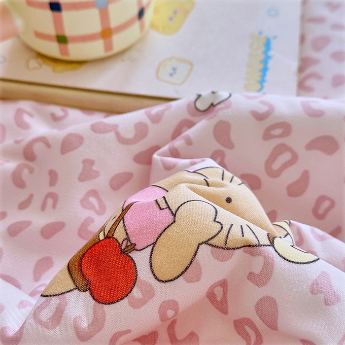 91家纺网 家纺一手货源 找家纺 宜家坊 2026新款A类针织棉嘟嘟被夏被春秋被空调被儿童学生被子被芯 粉粉豹纹猫