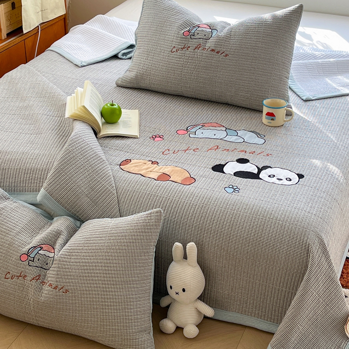 91家纺网 家纺一手货源 找家纺 宜家坊 2026直播热款贴布绣加厚仿棉古法水洗棉夹棉床盖 熊猫卡皮