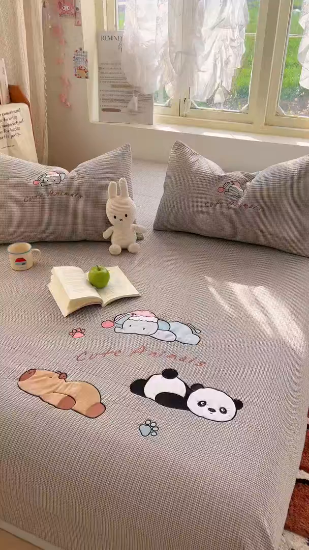 91家纺网 家纺一手货源 找家纺 宜家坊 2026直播热款贴布绣加厚仿棉古法水洗棉夹棉床盖 熊猫卡皮