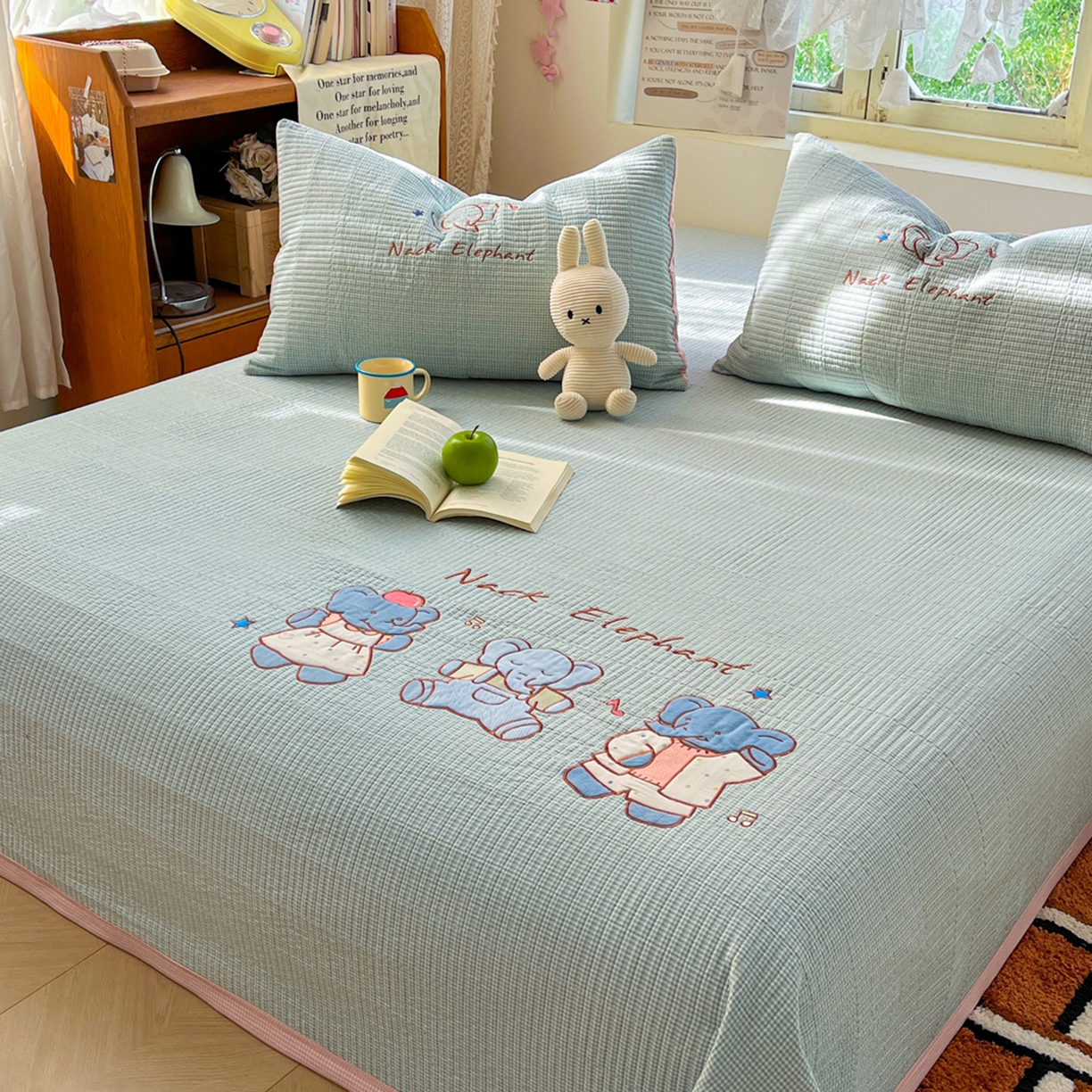 91家纺网 家纺一手货源 找家纺 宜家坊 2026直播热款贴布绣加厚仿棉古法水洗棉夹棉床盖 吉象三宝