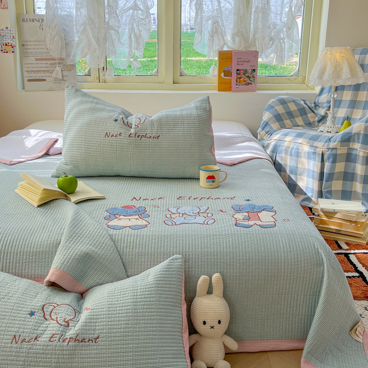 91家纺网 家纺一手货源 找家纺 宜家坊 2026直播热款贴布绣加厚仿棉古法水洗棉夹棉床盖 吉象三宝