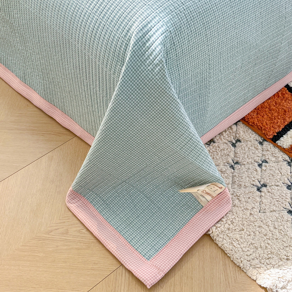 91家纺网 家纺一手货源 找家纺 宜家坊 2026直播热款贴布绣加厚仿棉古法水洗棉夹棉床盖 吉象三宝