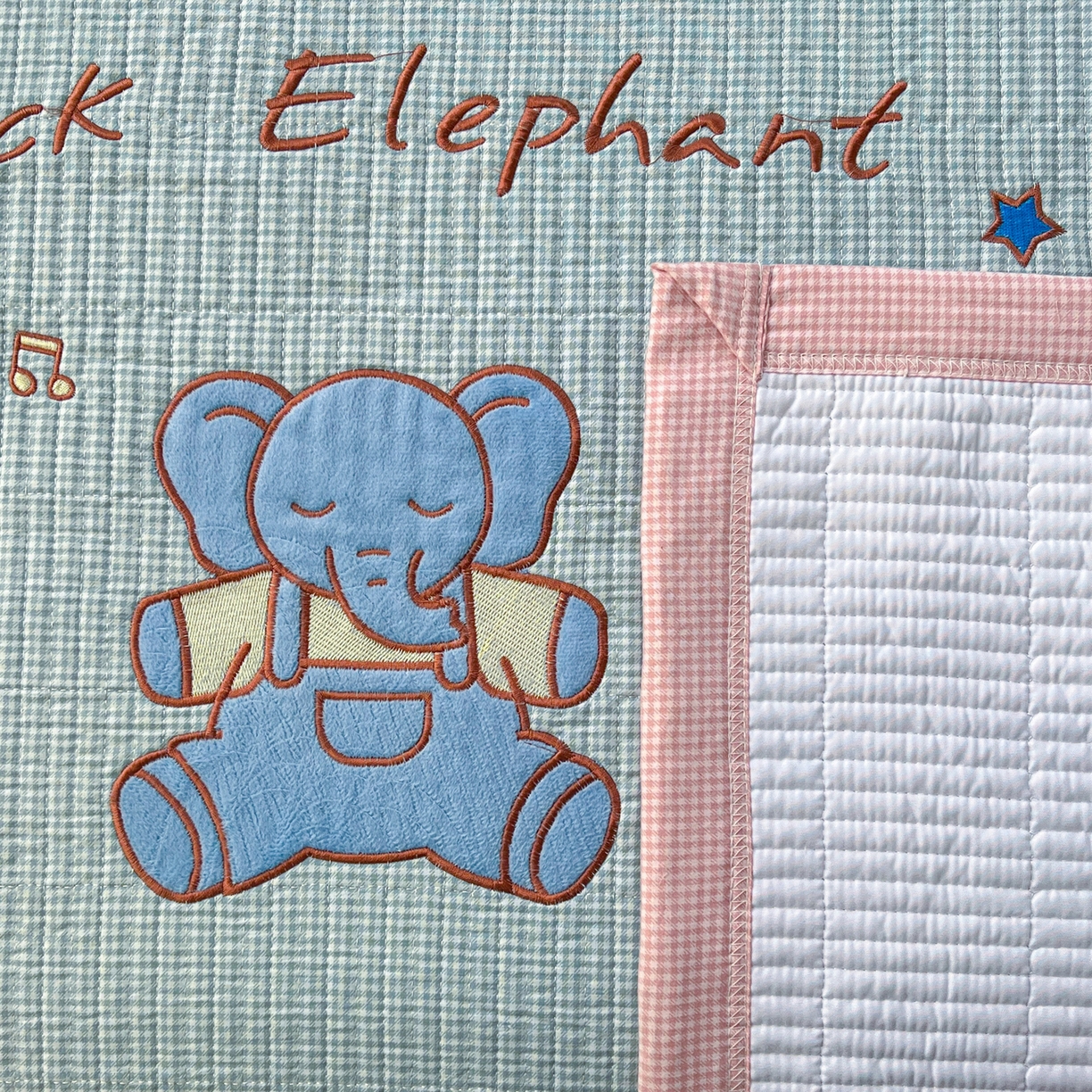 91家纺网 家纺一手货源 找家纺 宜家坊 2026直播热款贴布绣加厚仿棉古法水洗棉夹棉床盖 吉象三宝