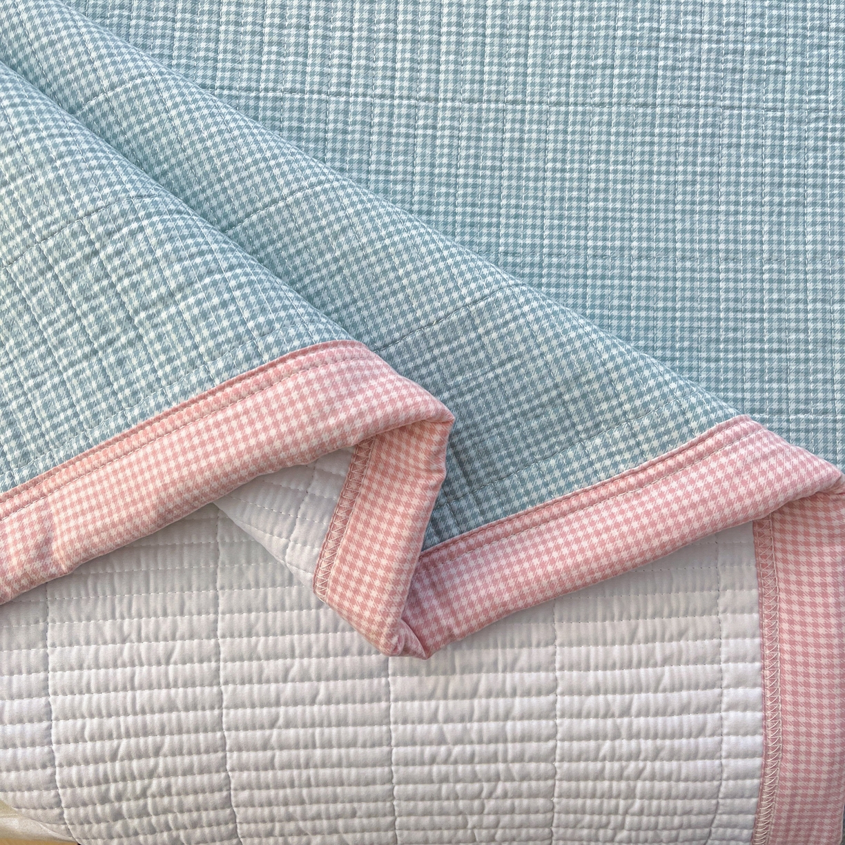 91家纺网 家纺一手货源 找家纺 宜家坊 2026直播热款贴布绣加厚仿棉古法水洗棉夹棉床盖 吉象三宝