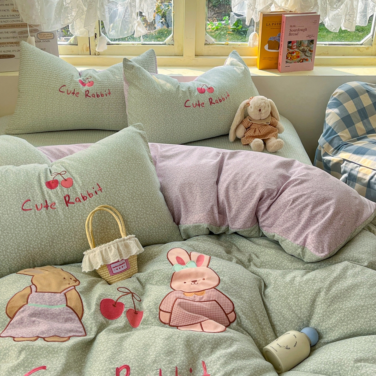 91家纺网 家纺一手货源 找家纺 宜家坊 2026直播热款贴布绣加厚仿棉古法水洗棉夹棉床盖 萌萌兔绿