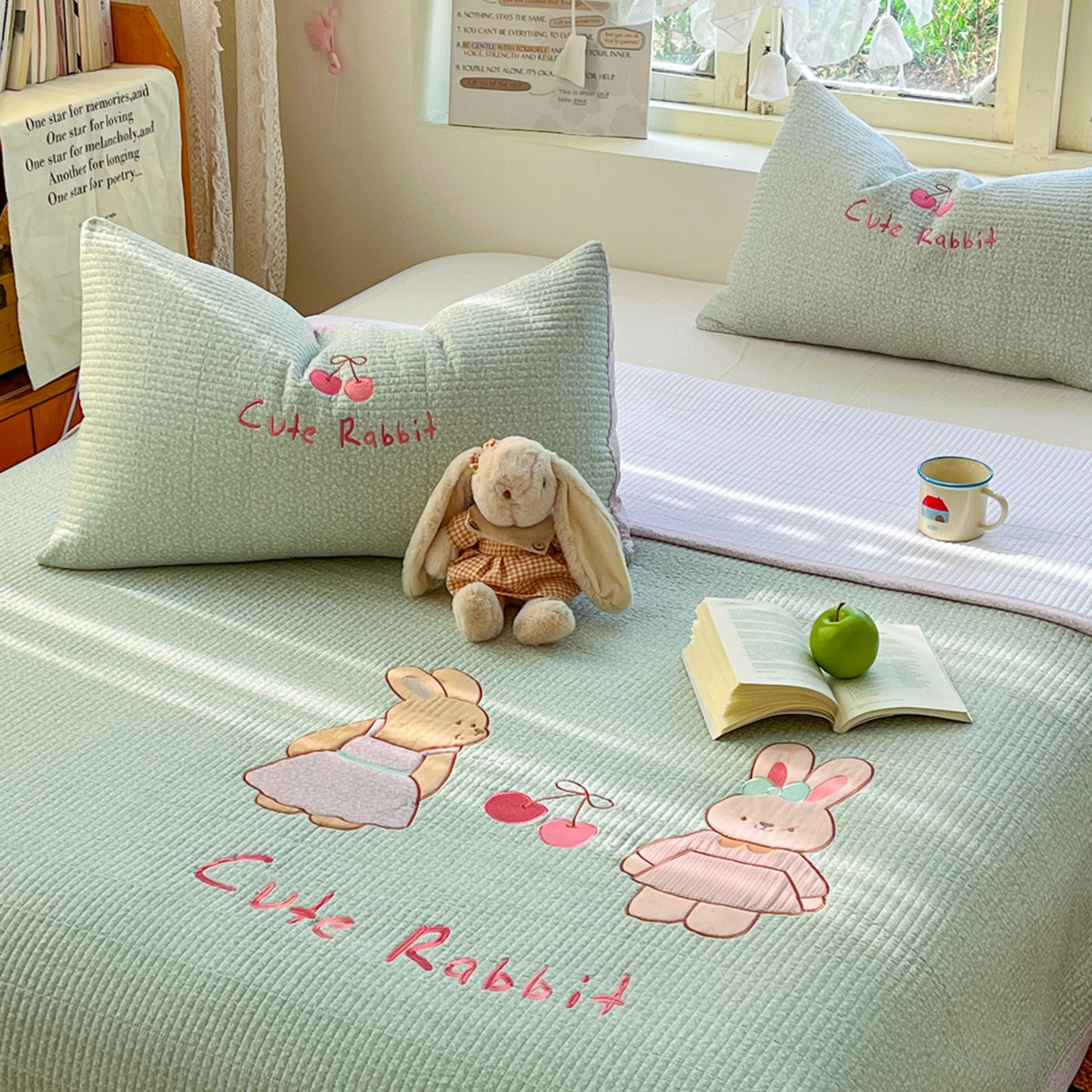 91家纺网 家纺一手货源 找家纺 宜家坊 2026直播热款贴布绣加厚仿棉古法水洗棉夹棉床盖 萌萌兔绿