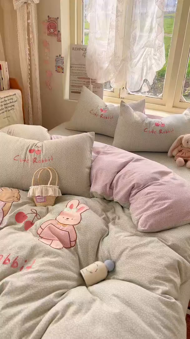 91家纺网 家纺一手货源 找家纺 宜家坊 2026直播热款贴布绣加厚仿棉古法水洗棉夹棉床盖 萌萌兔绿