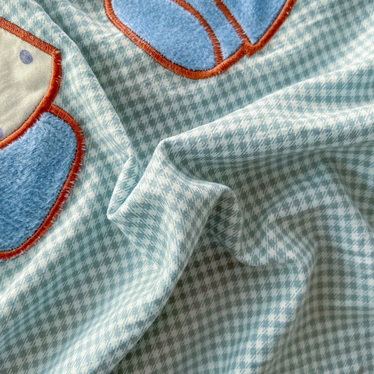 91家纺网 家纺一手货源 找家纺 宜家坊 2026直播热款卡通贴布绣加厚仿棉古棉单人双人单倍套三四件套 吉象三宝