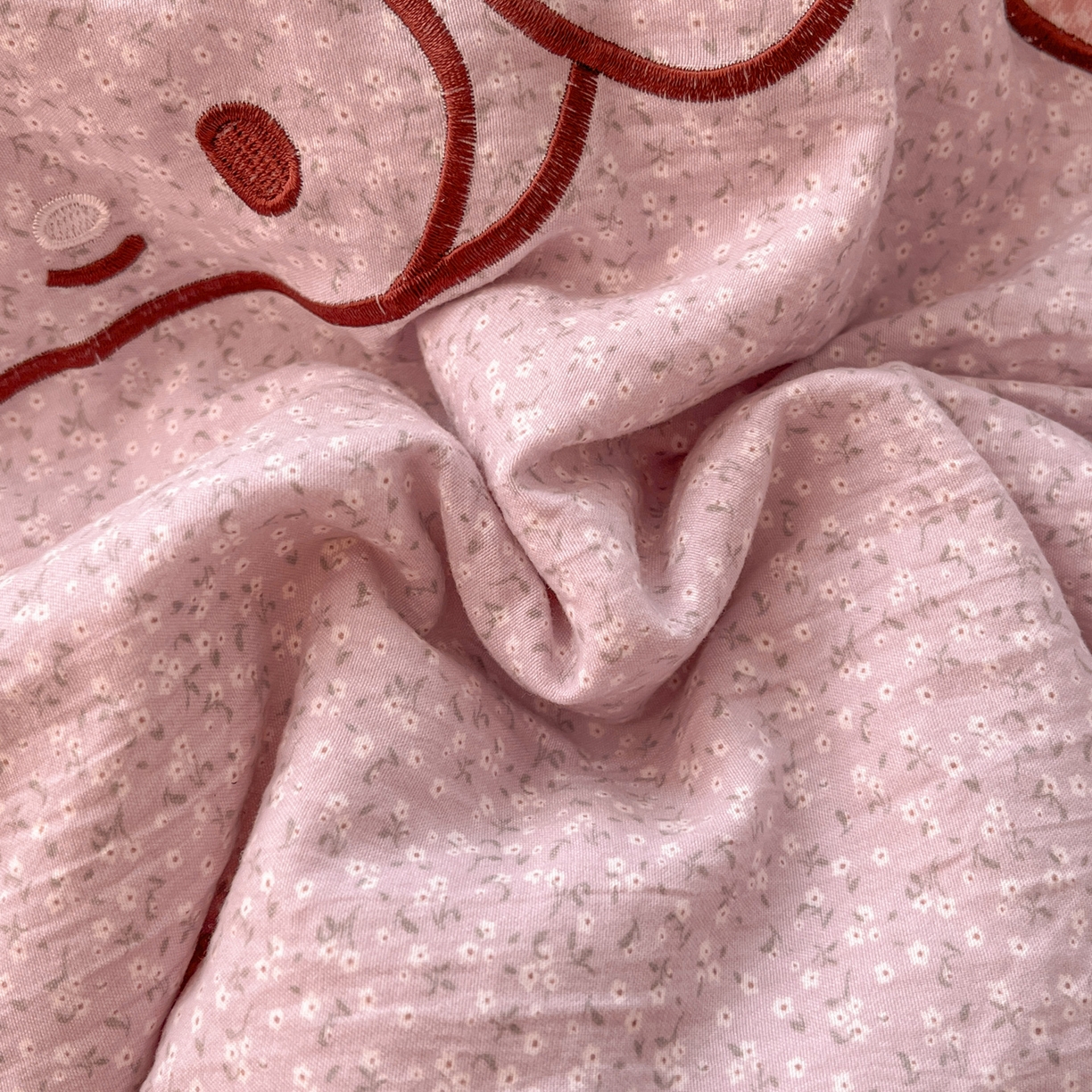 91家纺网 家纺一手货源 找家纺 宜家坊 2026直播热款卡通贴布绣加厚仿棉古棉单人双人单倍套三四件套 美小蒂