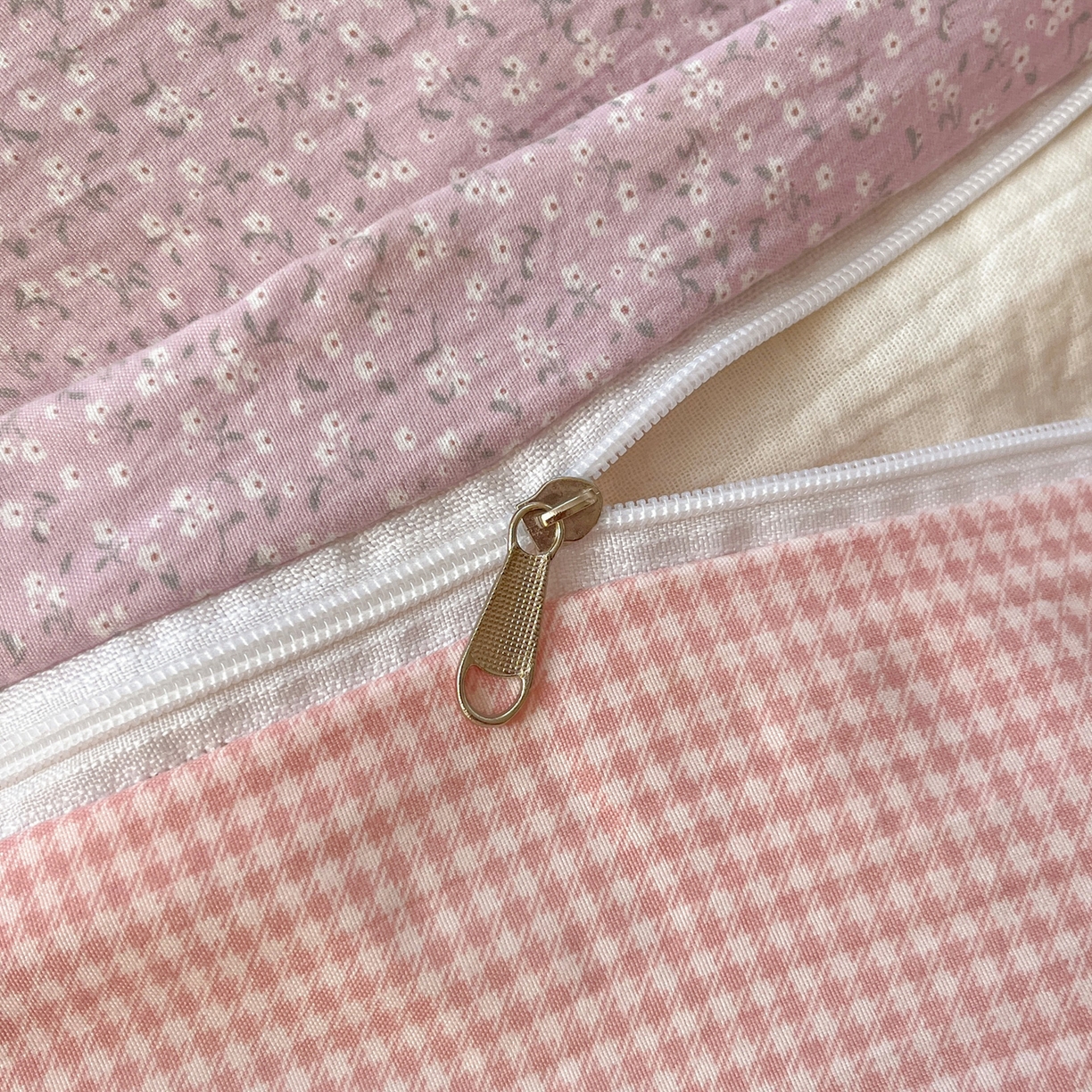 91家纺网 家纺一手货源 找家纺 宜家坊 2026直播热款卡通贴布绣加厚仿棉古棉单人双人单倍套三四件套 美小蒂