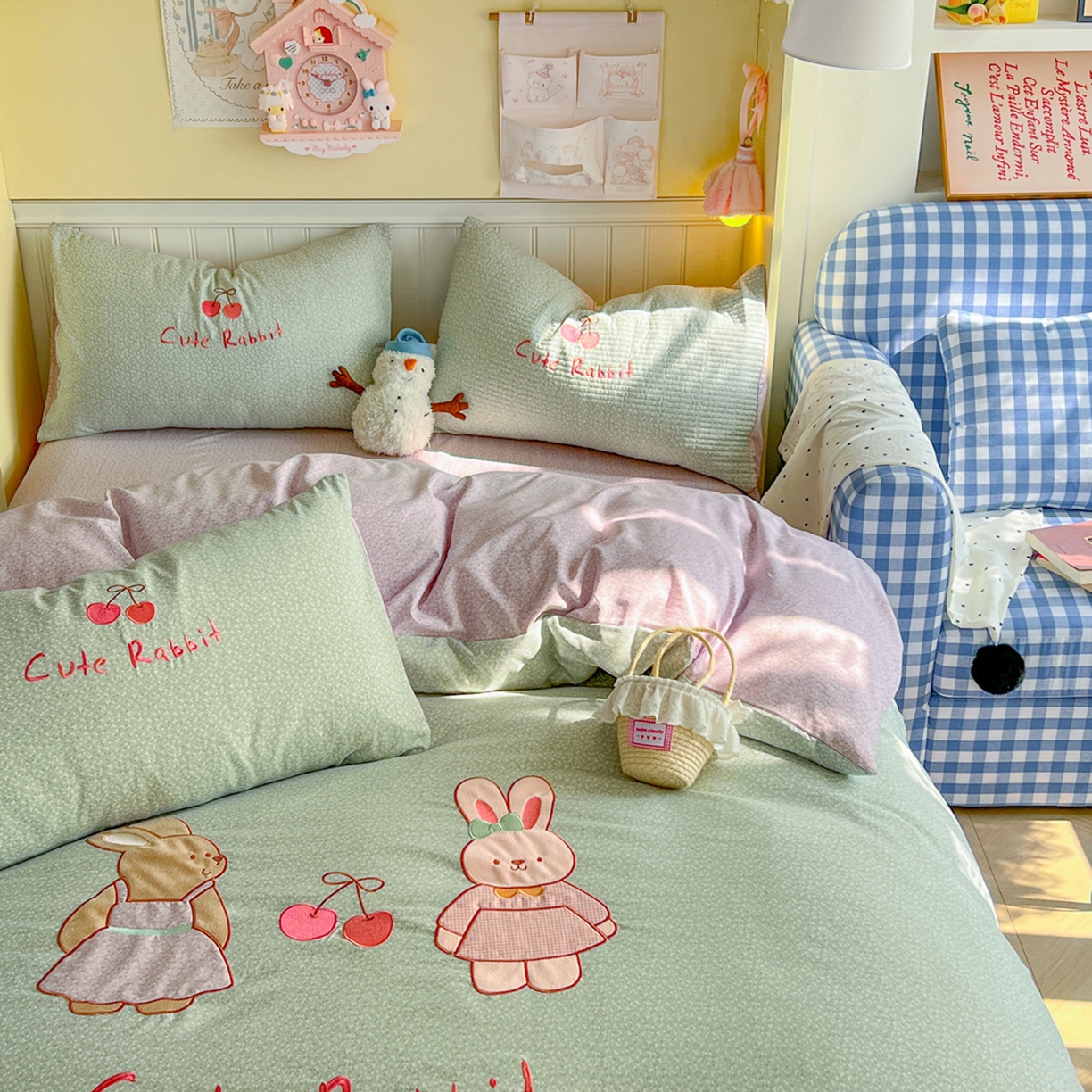 91家纺网 家纺一手货源 找家纺 宜家坊 2026直播热款卡通贴布绣加厚仿棉古棉单人双人单倍套三四件套 萌萌兔绿