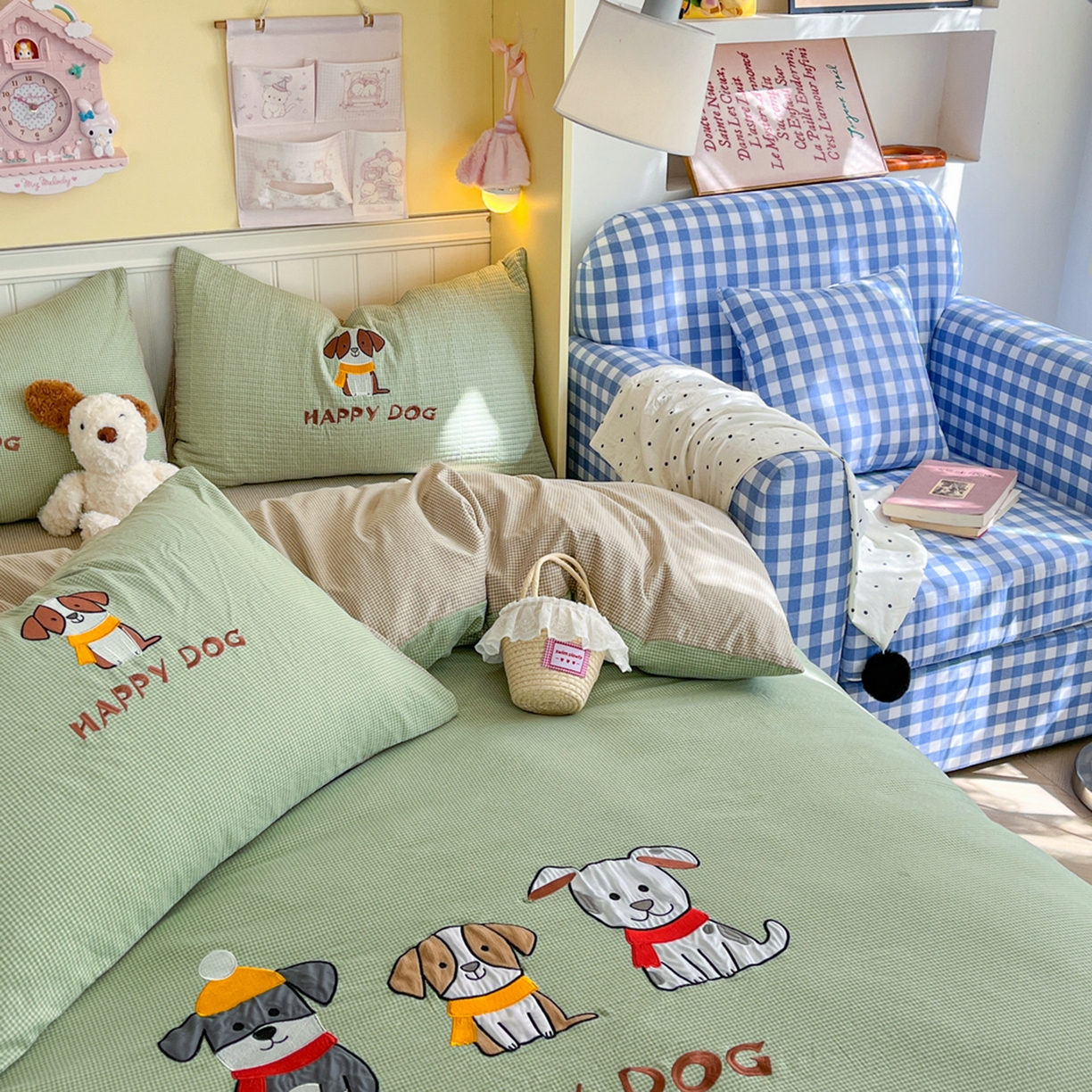 91家纺网 家纺一手货源 找家纺 宜家坊 2026直播热款卡通贴布绣加厚仿棉古棉单人双人单倍套三四件套 旺旺狗狗