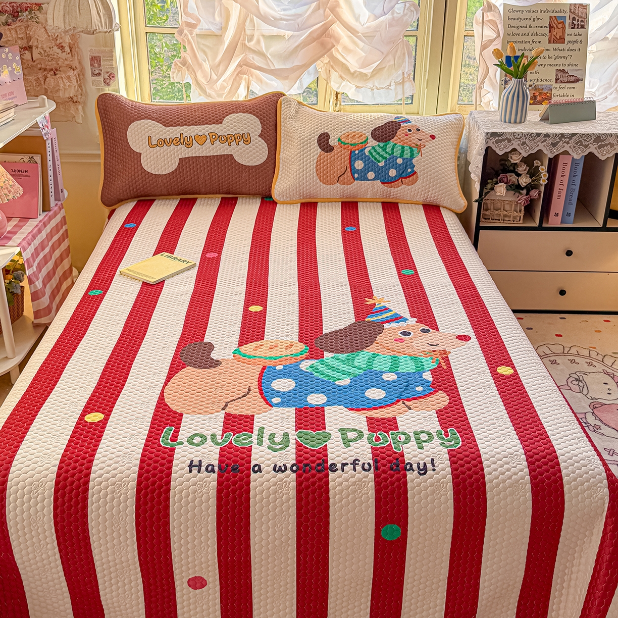 91家纺网 家纺一手货源 找家纺 宜家坊 2026新款金豆豆床盖A类针织棉印花大版卡通床盖三四件套 鸿运当头