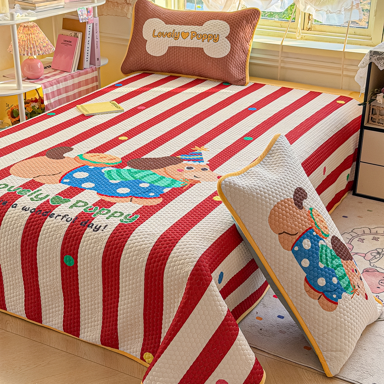 91家纺网 家纺一手货源 找家纺 宜家坊 2026新款金豆豆床盖A类针织棉印花大版卡通床盖三四件套 鸿运当头