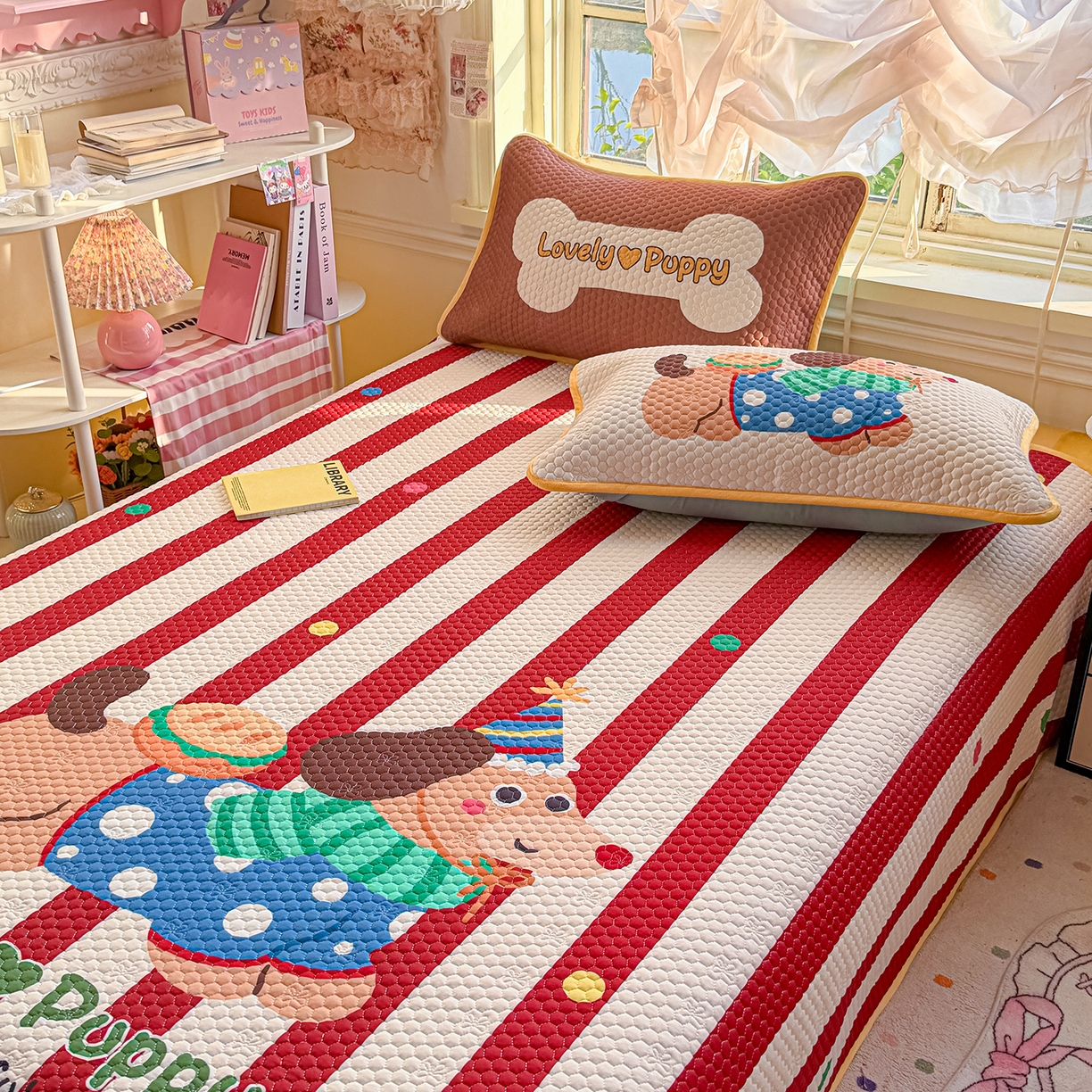 91家纺网 家纺一手货源 找家纺 宜家坊 2026新款金豆豆床盖A类针织棉印花大版卡通床盖三四件套 鸿运当头