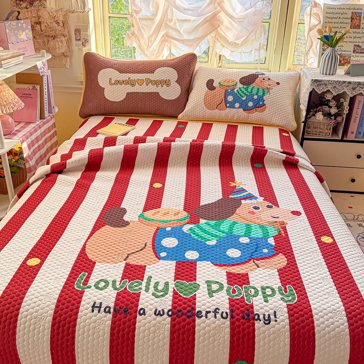 91家纺网 家纺一手货源 找家纺 宜家坊 2026新款金豆豆床盖A类针织棉印花大版卡通床盖三四件套 鸿运当头