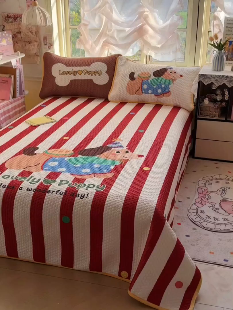 91家纺网 家纺一手货源 找家纺 宜家坊 2026新款金豆豆床盖A类针织棉印花大版卡通床盖三四件套 鸿运当头