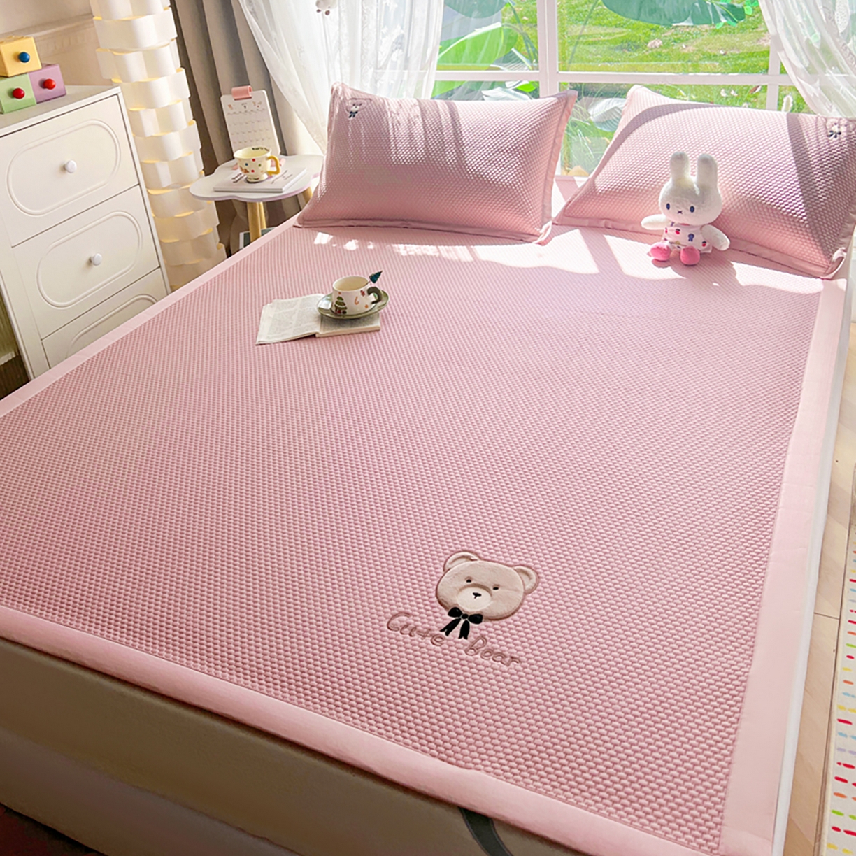 91家纺网 家纺一手货源 找家纺 （总）卡初家居（原微来） 2026春夏新款A类乙纶冰豆豆凉感席绣花席凉席席子-憨憨熊系列