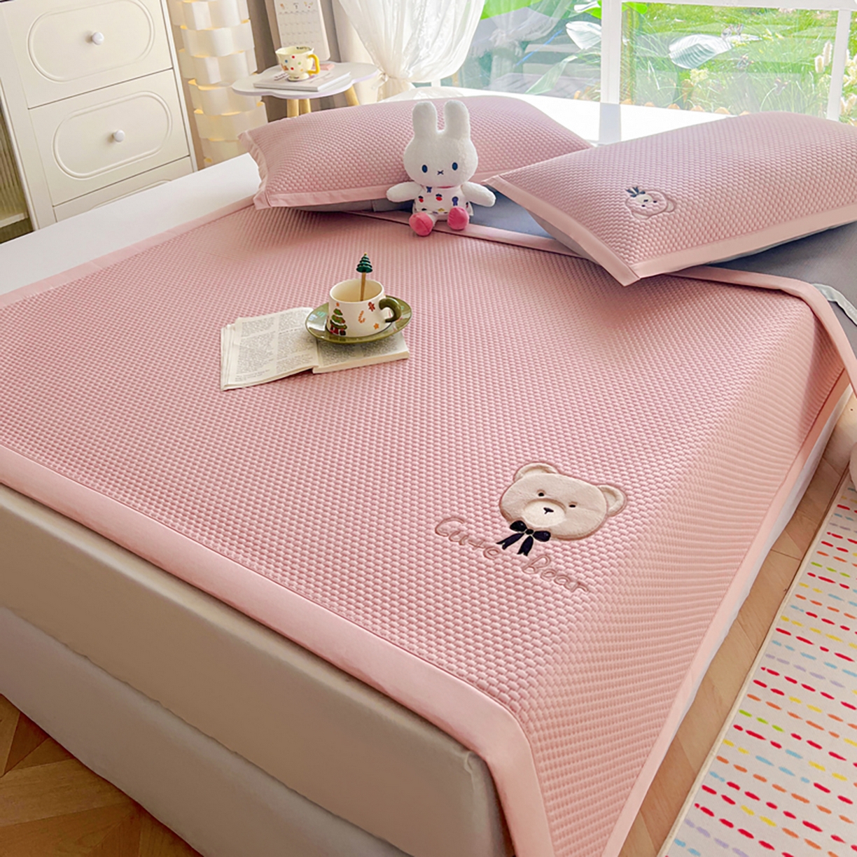 91家纺网 家纺一手货源 找家纺 （总）卡初家居（原微来） 2026春夏新款A类乙纶冰豆豆凉感席绣花席凉席席子-憨憨熊系列