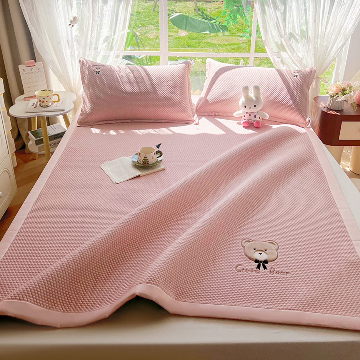 91家纺网 家纺一手货源 找家纺 （总）卡初家居（原微来） 2026春夏新款A类乙纶冰豆豆凉感席绣花席凉席席子-憨憨熊系列