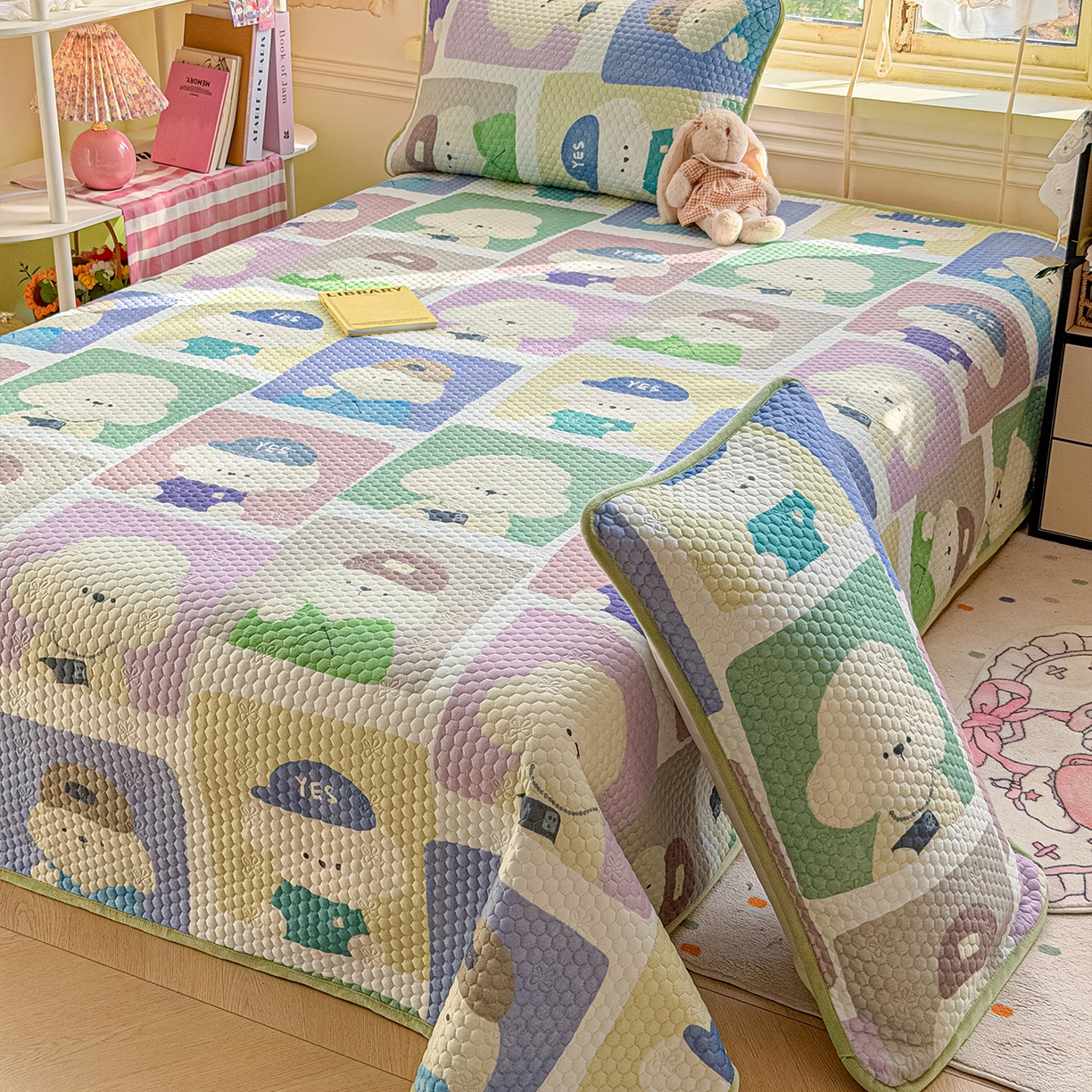 91家纺网 家纺一手货源 找家纺 宜家坊 2026新款金豆豆床盖A类针织棉印花大版卡通床盖三四件套 大头贴