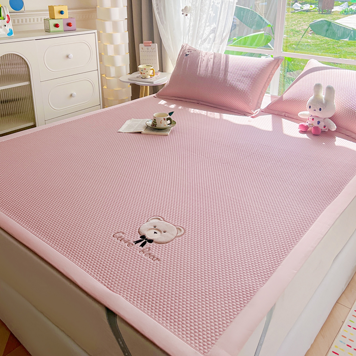 91家纺网 家纺一手货源 找家纺 （总）卡初家居（原微来） 2026春夏新款A类乙纶冰豆豆凉感席绣花席凉席席子-憨憨熊系列