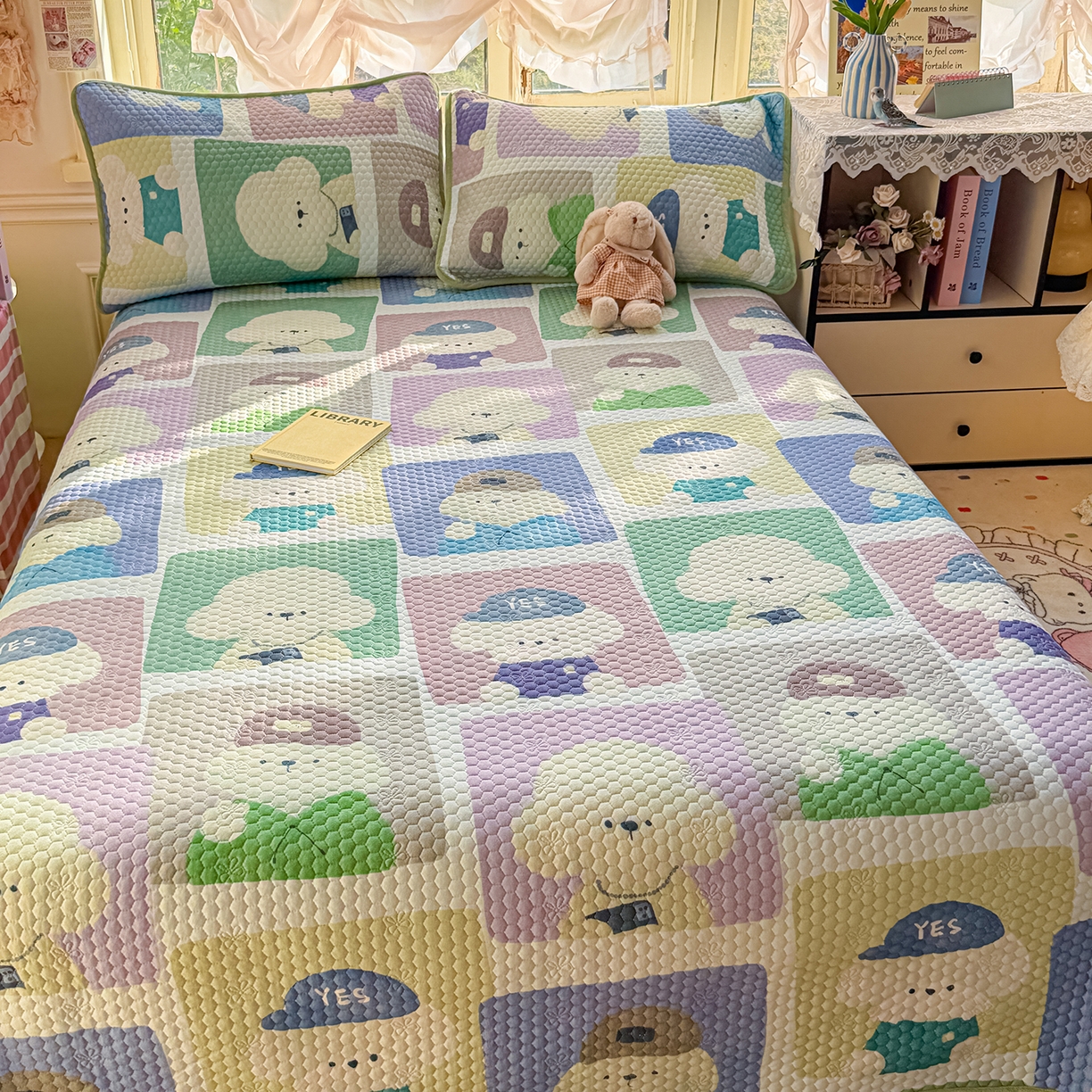 91家纺网 家纺一手货源 找家纺 宜家坊 2026新款金豆豆床盖A类针织棉印花大版卡通床盖三四件套 大头贴