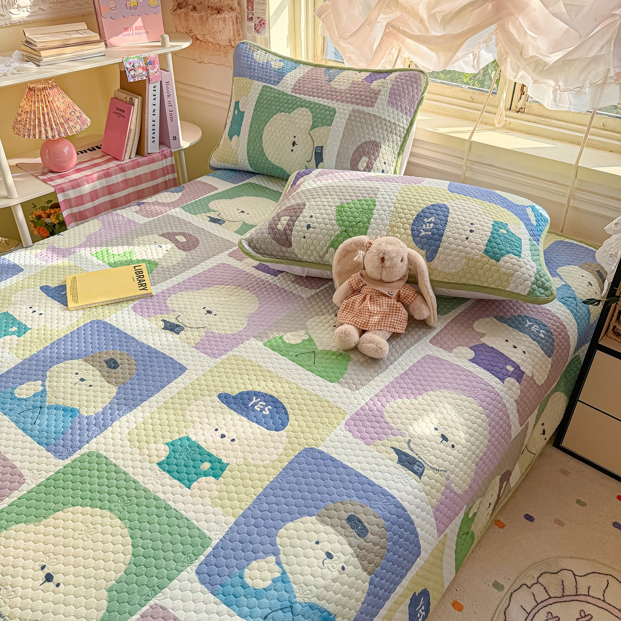 91家纺网 家纺一手货源 找家纺 宜家坊 2026新款金豆豆床盖A类针织棉印花大版卡通床盖三四件套 大头贴