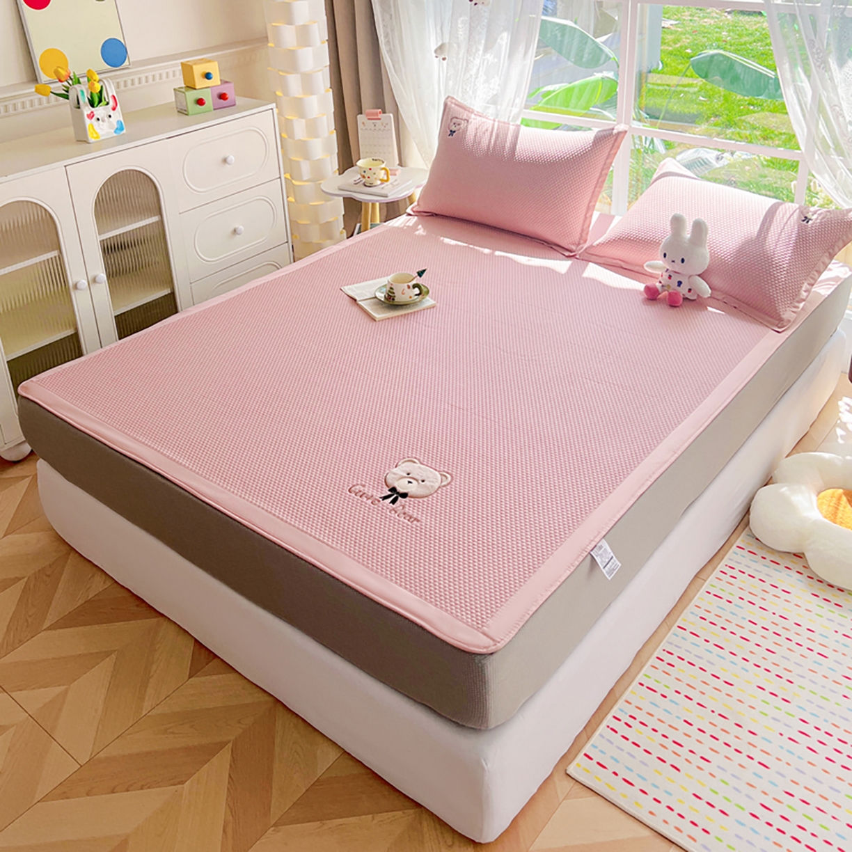 91家纺网 家纺一手货源 找家纺 （总）卡初家居（原微来） 2026春夏新款A类乙纶冰豆豆凉感席绣花席凉席席子-憨憨熊系列