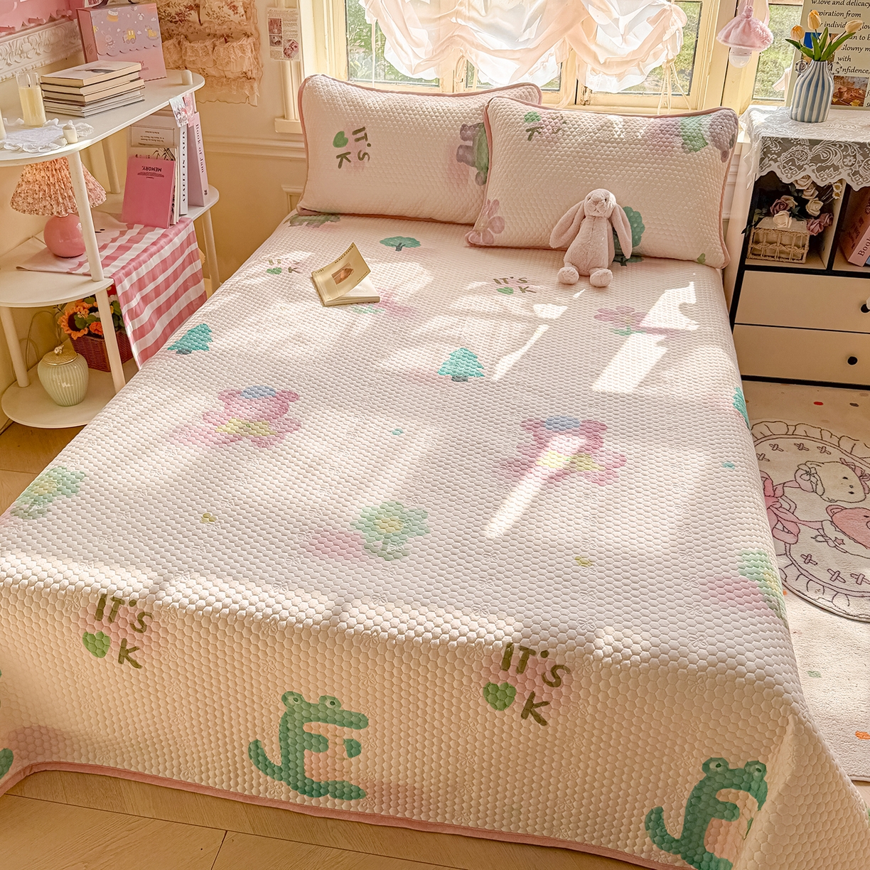 91家纺网 家纺一手货源 找家纺 宜家坊 2026新款金豆豆床盖A类针织棉印花大版卡通床盖三四件套 粉熊和小鳄