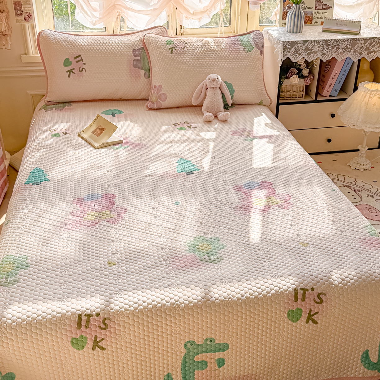 91家纺网 家纺一手货源 找家纺 宜家坊 2026新款金豆豆床盖A类针织棉印花大版卡通床盖三四件套 粉熊和小鳄