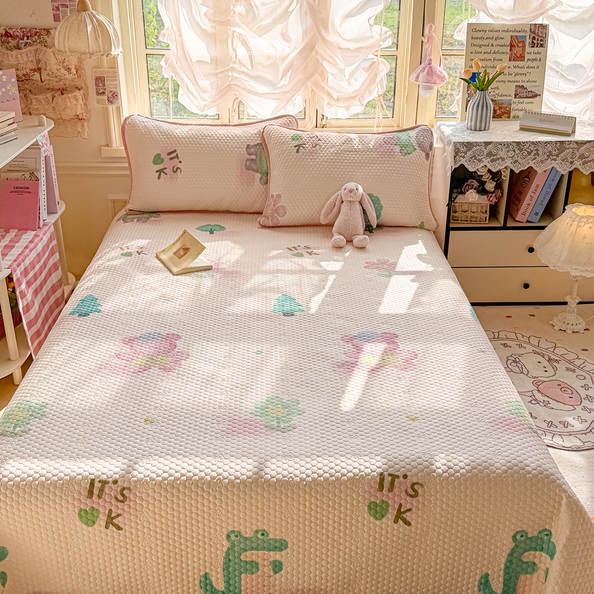 91家纺网 家纺一手货源 找家纺 宜家坊 2026新款金豆豆床盖A类针织棉印花大版卡通床盖三四件套 粉熊和小鳄