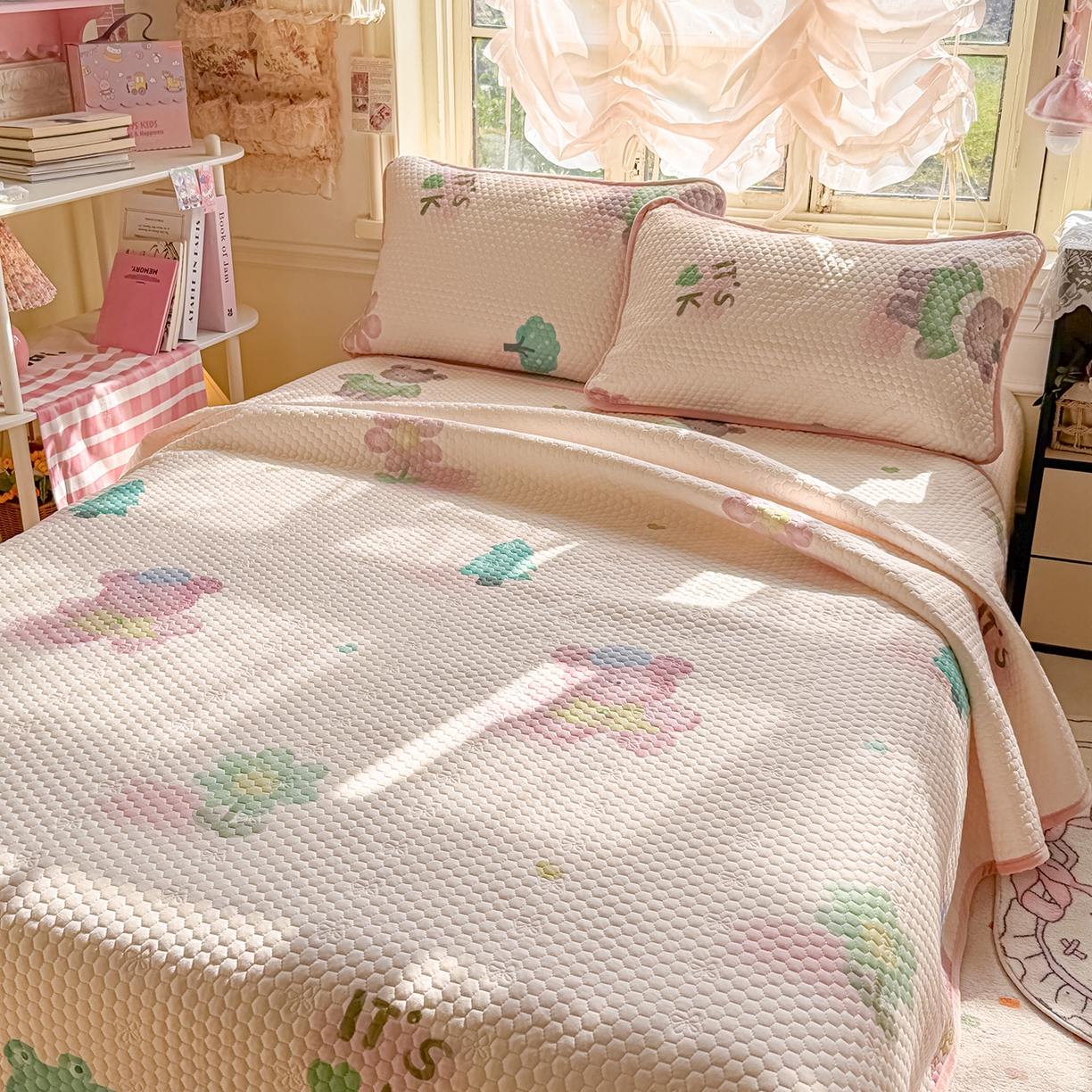 91家纺网 家纺一手货源 找家纺 宜家坊 2026新款金豆豆床盖A类针织棉印花大版卡通床盖三四件套 粉熊和小鳄