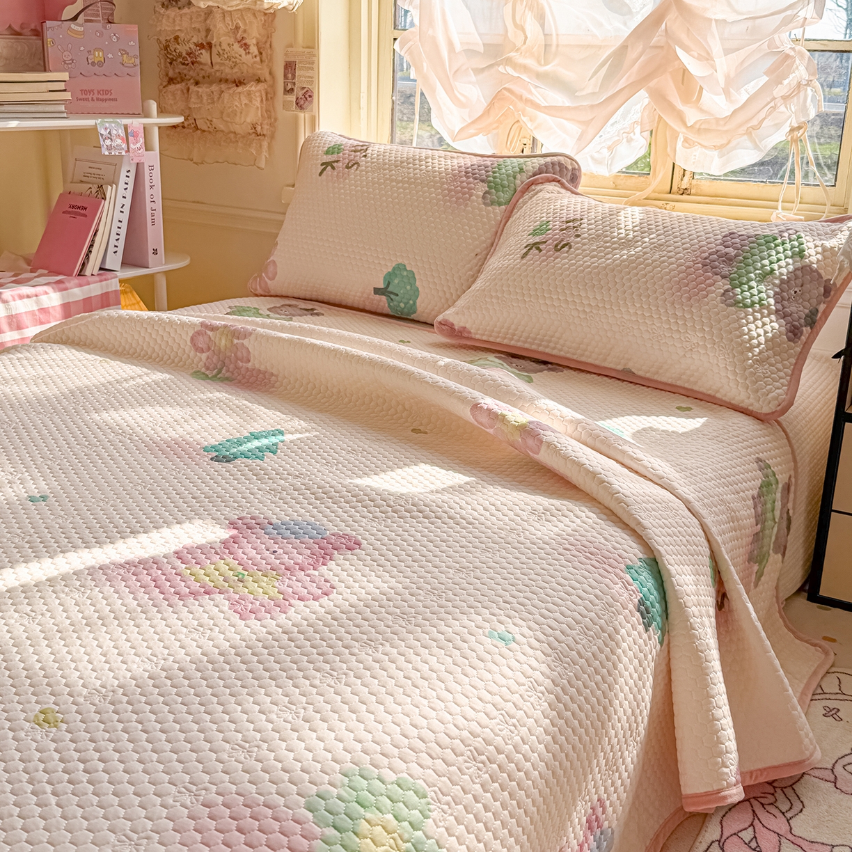 91家纺网 家纺一手货源 找家纺 宜家坊 2026新款金豆豆床盖A类针织棉印花大版卡通床盖三四件套 粉熊和小鳄