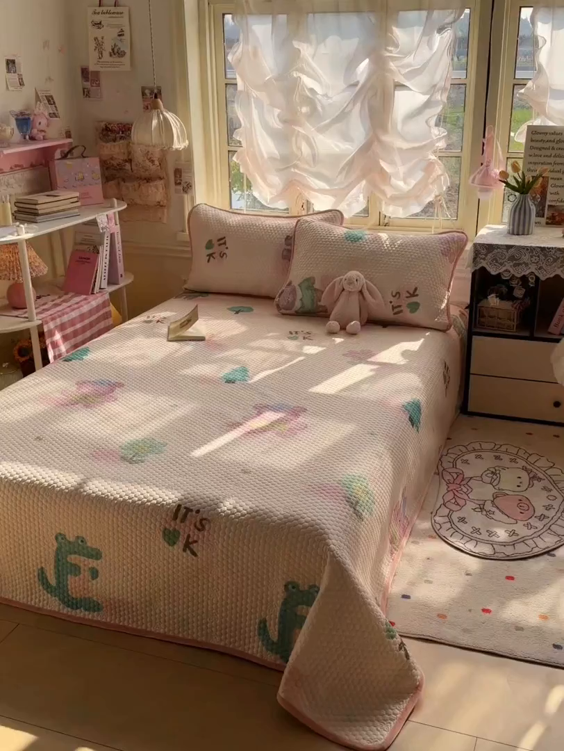 91家纺网 家纺一手货源 找家纺 宜家坊 2026新款金豆豆床盖A类针织棉印花大版卡通床盖三四件套 粉熊和小鳄