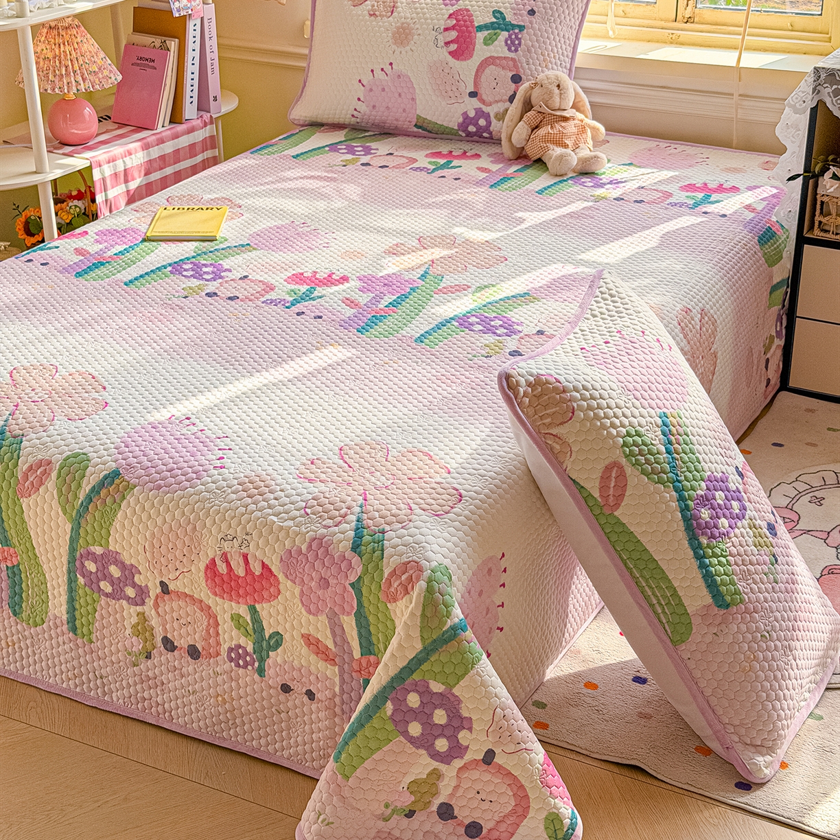 91家纺网 家纺一手货源 找家纺 宜家坊 2026新款金豆豆床盖A类针织棉印花大版卡通床盖三四件套 花仙子