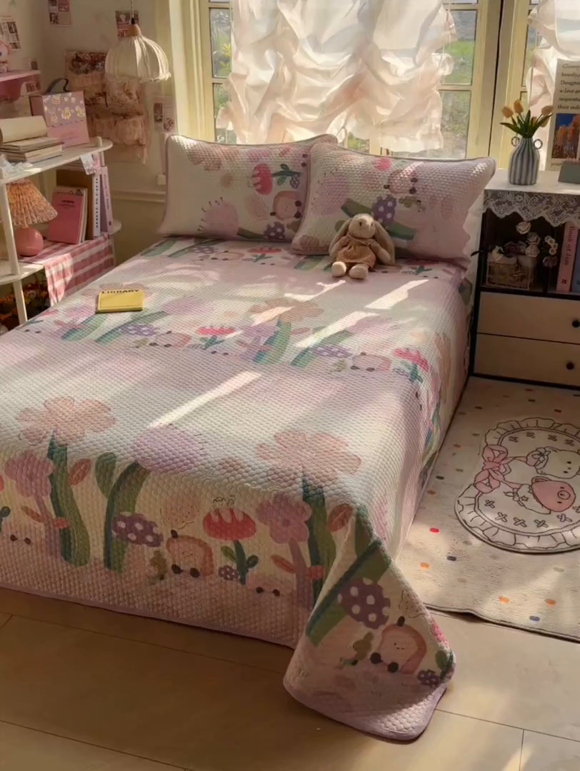 91家纺网 家纺一手货源 找家纺 宜家坊 2026新款金豆豆床盖A类针织棉印花大版卡通床盖三四件套 花仙子