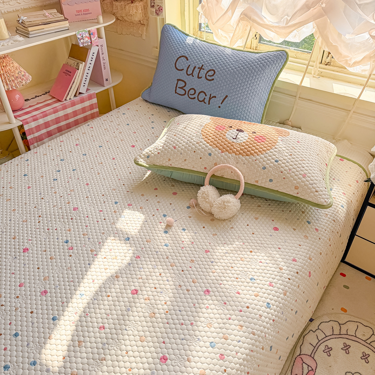 91家纺网 家纺一手货源 找家纺 宜家坊 2026新款金豆豆床盖A类针织棉印花大版卡通床盖三四件套 可爱小熊