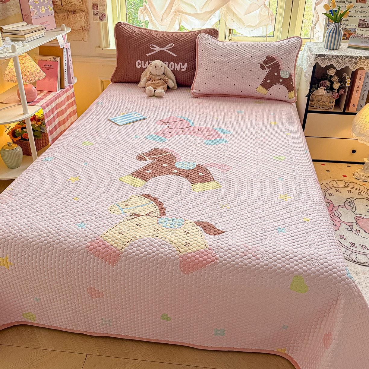 91家纺网 家纺一手货源 找家纺 宜家坊 2026新款金豆豆床盖A类针织棉印花大版卡通床盖三四件套 马内多多粉