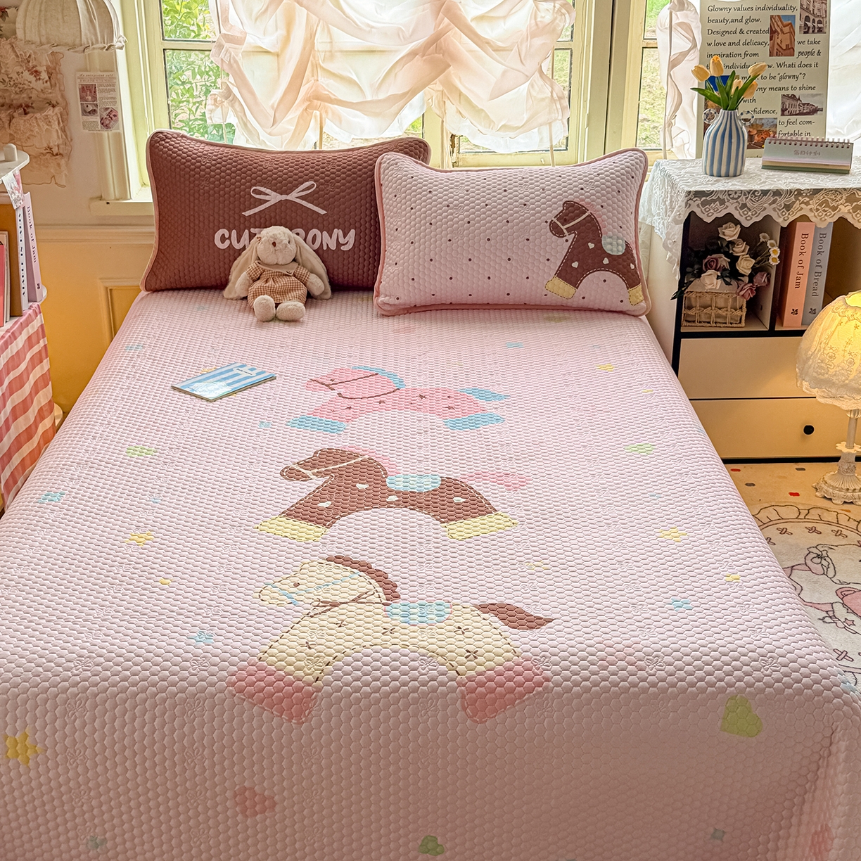 91家纺网 家纺一手货源 找家纺 宜家坊 2026新款金豆豆床盖A类针织棉印花大版卡通床盖三四件套 马内多多粉