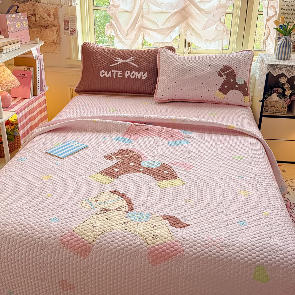 91家纺网 家纺一手货源 找家纺 宜家坊 2026新款金豆豆床盖A类针织棉印花大版卡通床盖三四件套 马内多多粉