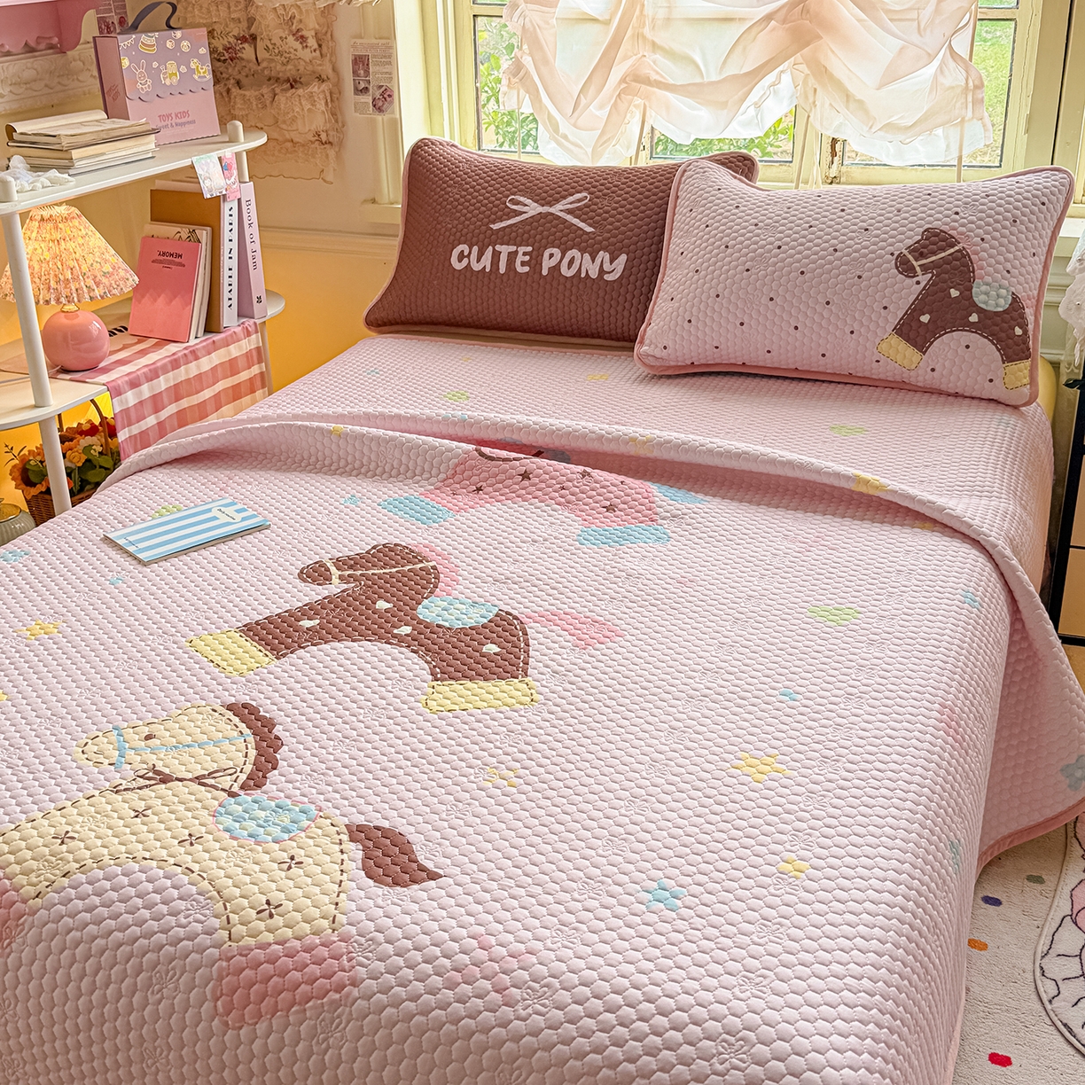 91家纺网 家纺一手货源 找家纺 宜家坊 2026新款金豆豆床盖A类针织棉印花大版卡通床盖三四件套 马内多多粉