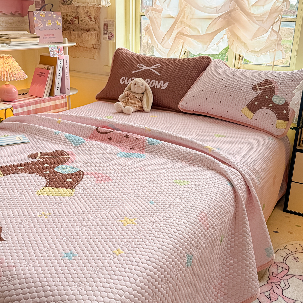 91家纺网 家纺一手货源 找家纺 宜家坊 2026新款金豆豆床盖A类针织棉印花大版卡通床盖三四件套 马内多多粉