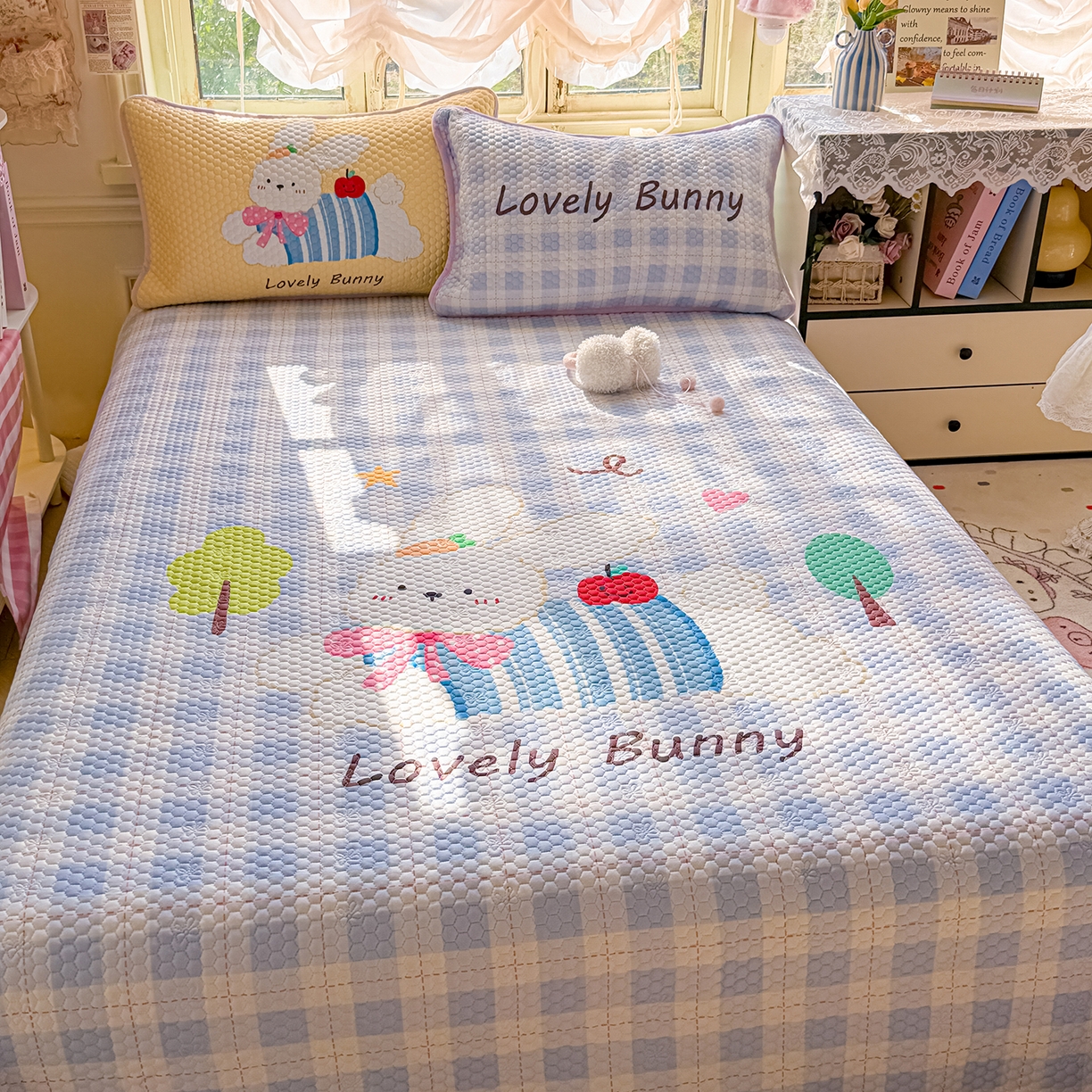 91家纺网 家纺一手货源 找家纺 宜家坊 2026新款金豆豆床盖A类针织棉印花大版卡通床盖三四件套 兔乖乖