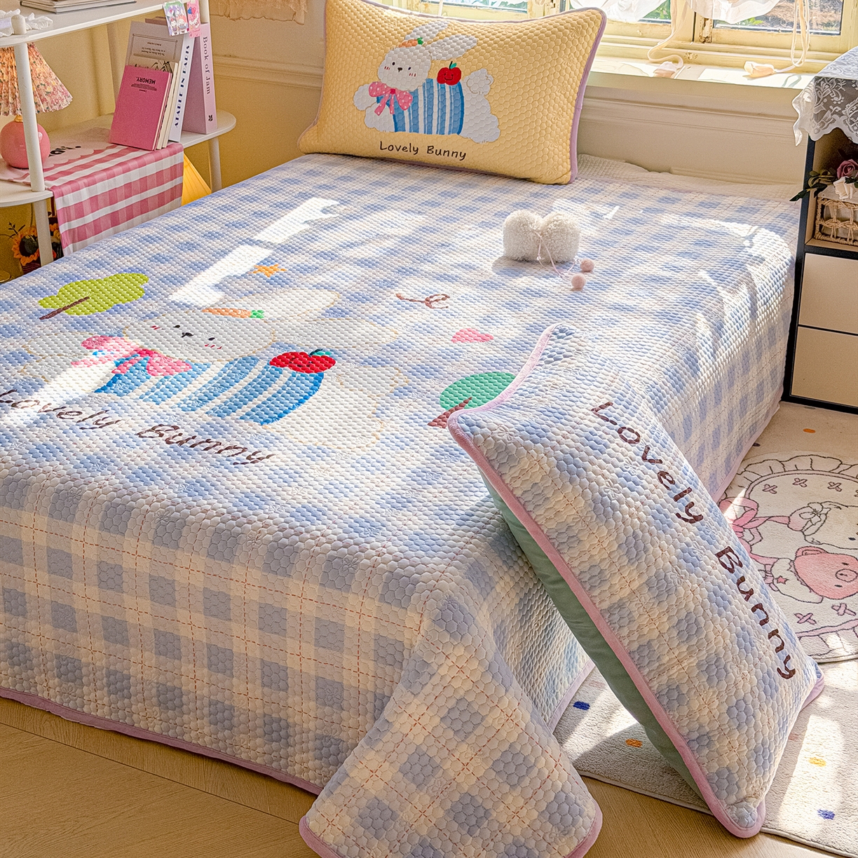 91家纺网 家纺一手货源 找家纺 宜家坊 2026新款金豆豆床盖A类针织棉印花大版卡通床盖三四件套 兔乖乖