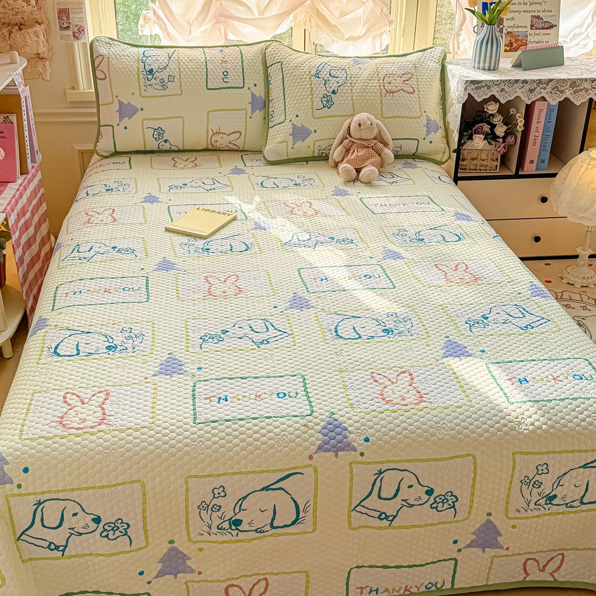 91家纺网 家纺一手货源 找家纺 宜家坊 2026新款金豆豆床盖A类针织棉印花大版卡通床盖三四件套 兔兔和狗